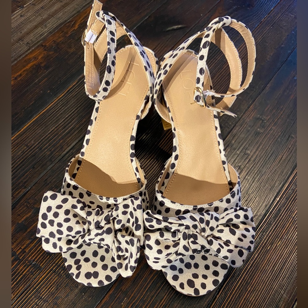 LOFT Cream and Black Strappy Sandals Size 6.5